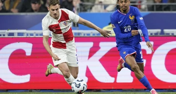 Josip Stanišič u duelu s Bradleyjem Barcolom