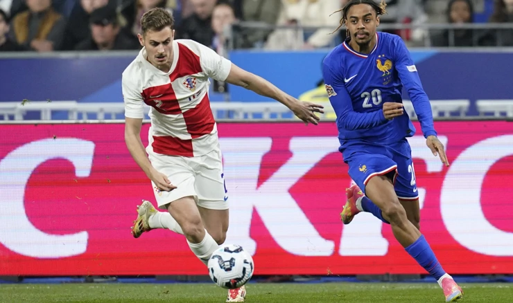 Josip Stanišič u duelu s Bradleyjem Barcolom