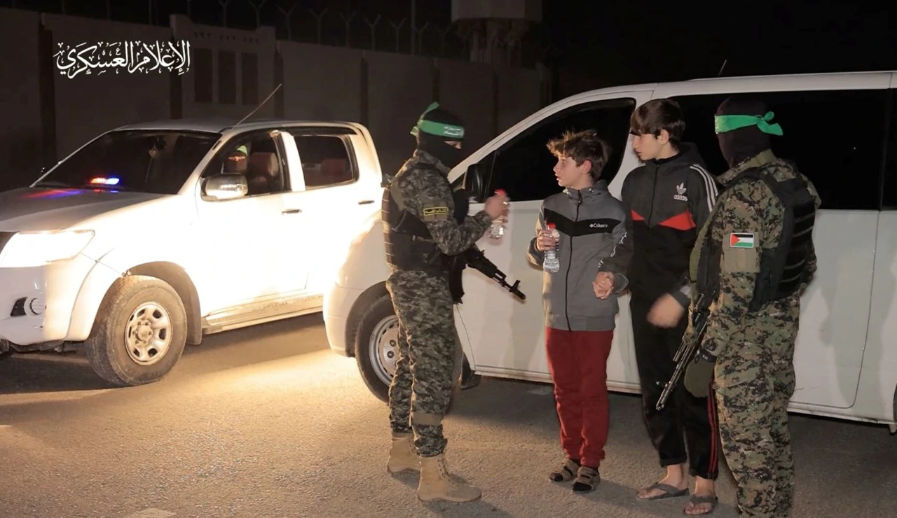 Taocima dodjela boca vode dok ih Hamasovi pripadnici predaju članovima ICRC-a