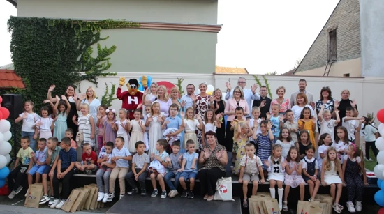 Zajednička fotografija na prijemu novih osnovnoškolaca u Hrvatskom domu "Matica" u Subotici