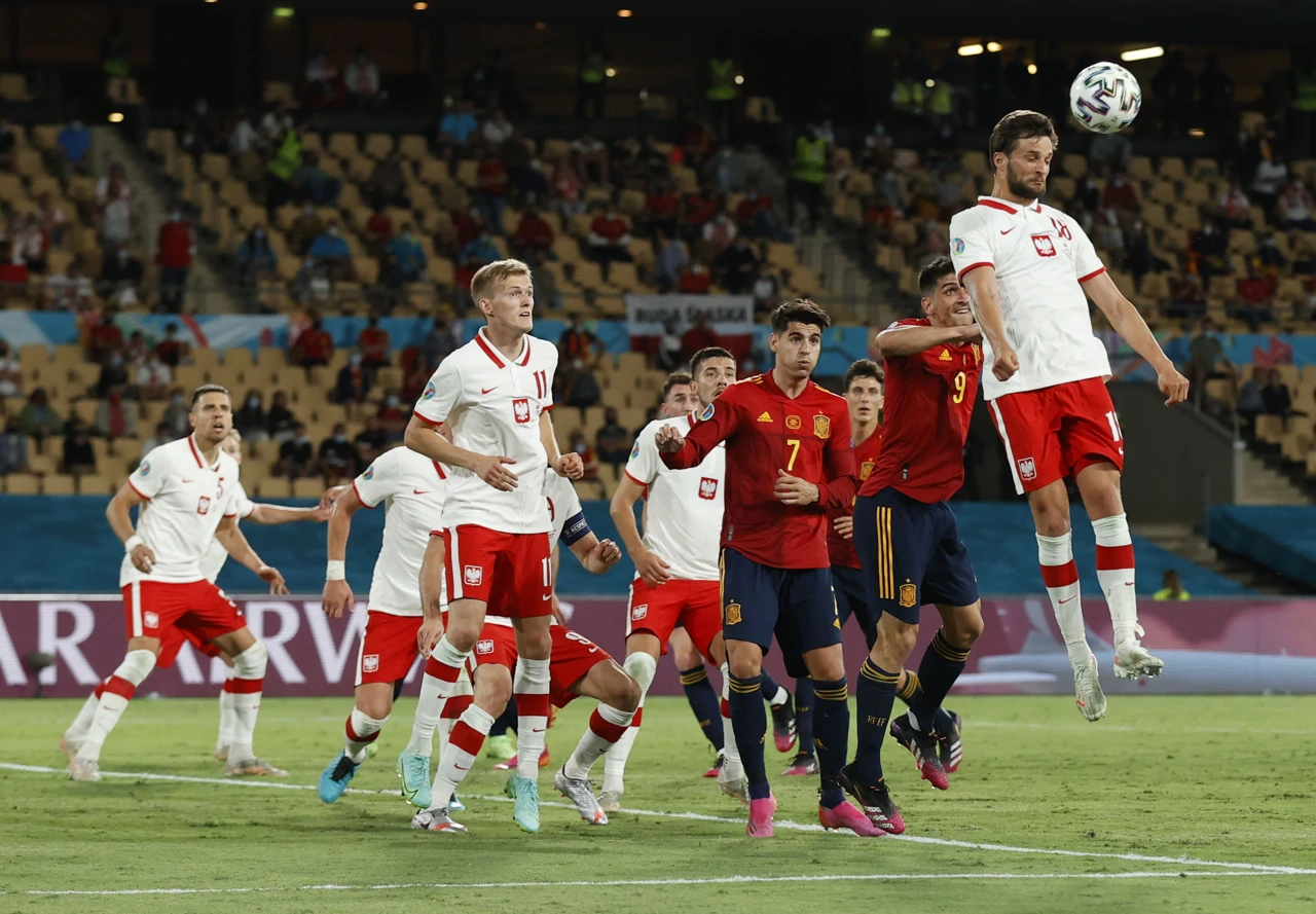 Bartosz Bereszynski u skoku, Foto: Marcelo Del Pozo/REUTERS