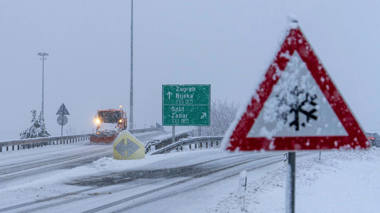 Snježna mećava i vjetar paralizirali promet između unutrašnjosti i obale