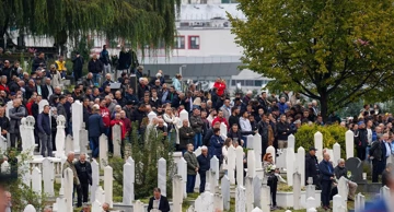 U Sarajevu pokopan Halid Bešlić, tisuće ljudi na posljednjem ispraćaju