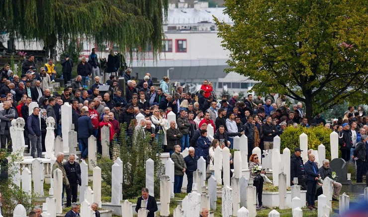 U Sarajevu pokopan Halid Bešlić, tisuće ljudi na posljednjem ispraćaju