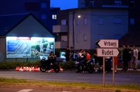 Građani pale svijeće na mjestu stradavanja motorista i biciklista , Foto: Marko Lukunić/PIXSELL