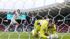 Patrik Schick lobirao je Davida Marshalla gotovo s centra za vodstvo Češke 2:0 