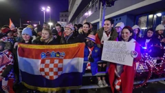 Navijači ispred Vatrogasne postrojbe Zagreb, Foto: Marko Lukunic/Pixsell