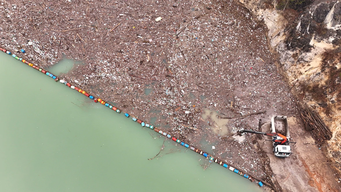 Rijeka Drina kod Višegrada zatrpana tonama otpada