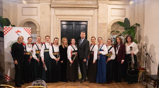 Jasen Mesić i Zrinka Bačić s Klapom Cesarica