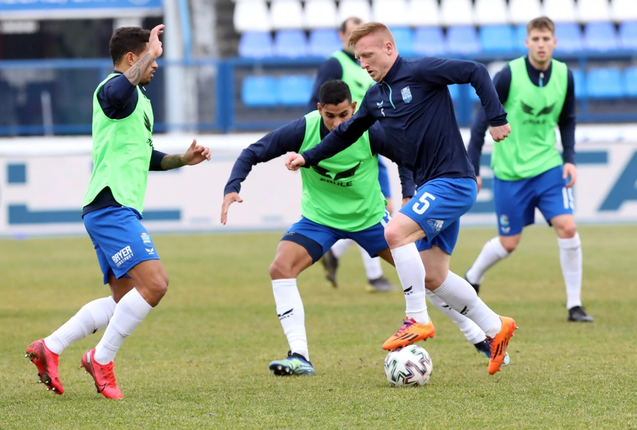 Zagrijavanje igrača Osijeka uoči ogleda s Hajdukom, Foto: Dubravka Petric/PIXSELL