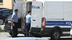Dvojica Srbina krijumčarili 16 migranata, jedan kombijem probio rampu na autocesti