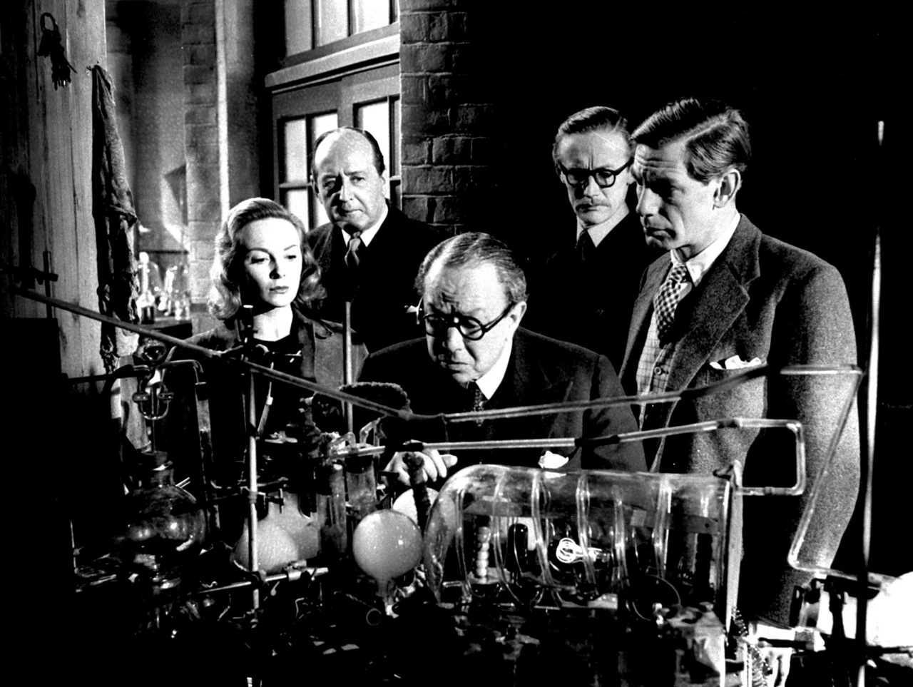 Utorak, 2. studenoga na Trećem, Foto: Čovjek u bijelom odijelu/film