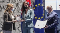 Matea Jelić prima nagradu