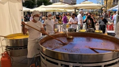 Podijeljeno je 1500 marendi: lignje s palentom