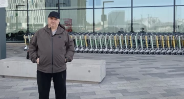 Esad Landžo ispred ulaza u zračnu luku u Helsinkiju