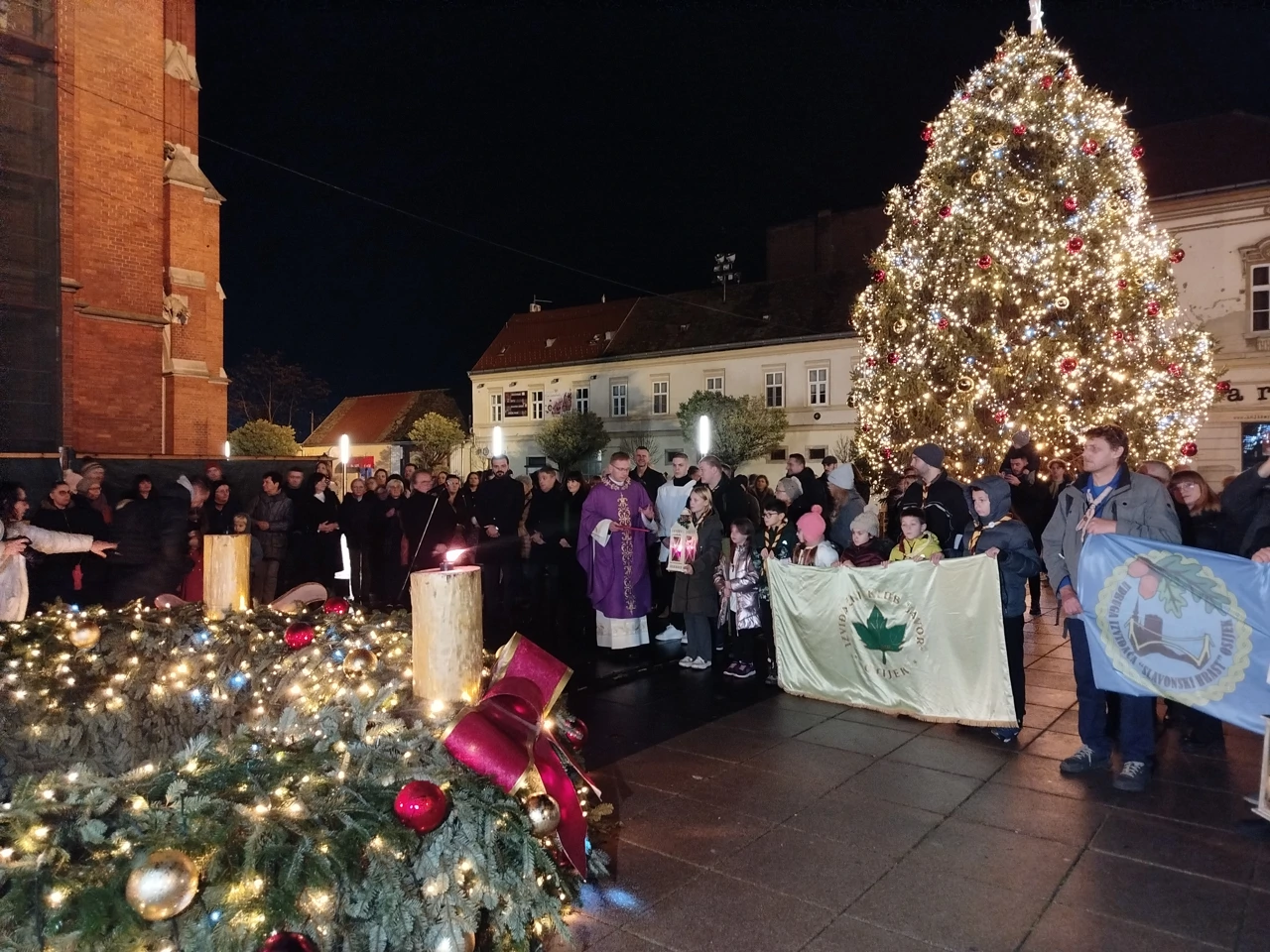 Upaljena druga adventska svijeća