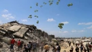 Palestinci trče prema padobranima s paketima pomoći u pojasu Gaze