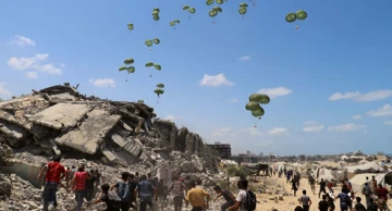 Palestinci trče prema padobranima s paketima pomoći u pojasu Gaze