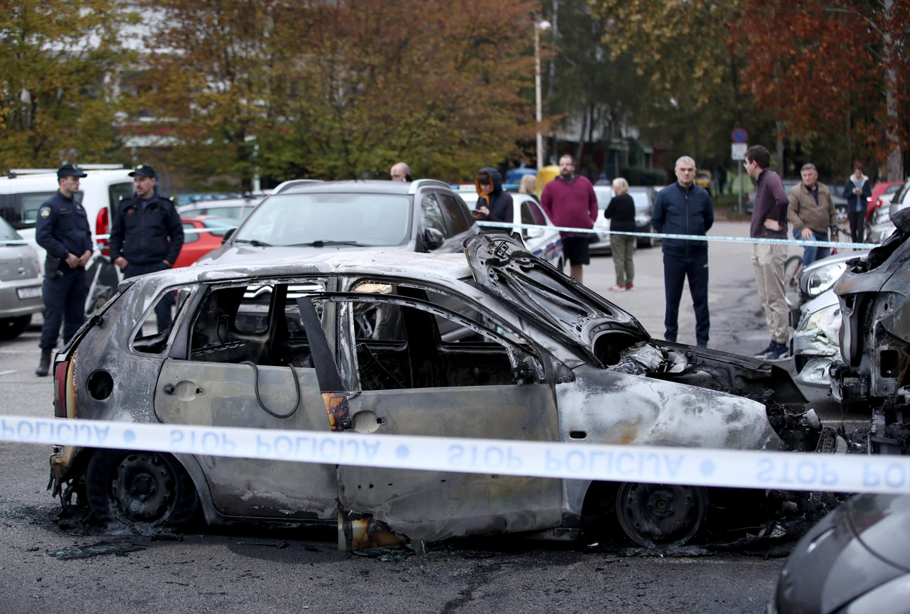 Požar u Novom Zagrebu, izgorjelo osam automobila, Foto: Zeljko Lukunic /Pixsell