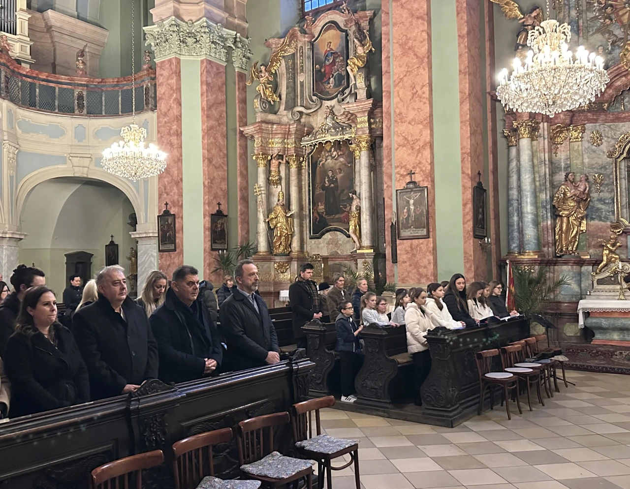 Veleposlanik Andrlić, diplomatski savjetnik Bruno Lopandić, glasnogovornik i urednica kalendara Trubić, Foto: Neda Maretić/HRT