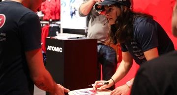 Zrinka Ljutić potpisuje autograme