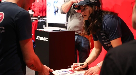 Zrinka Ljutić potpisuje autograme