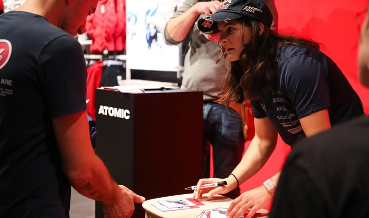 Zrinka Ljutić potpisuje autograme