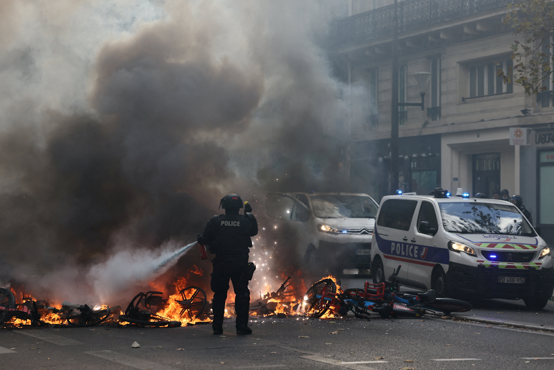 Policajac gasi zapaljene bicikle tijekom prosvjeda u Parizu