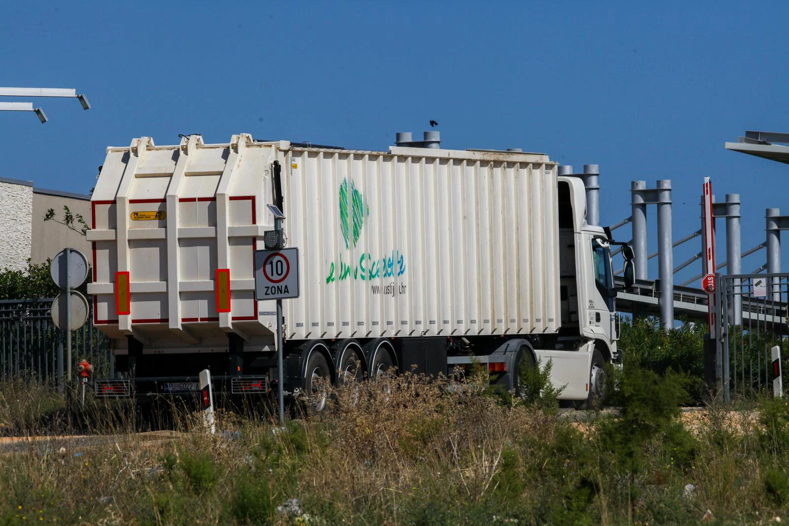 Ne stišavaju se reakcije na smrad koji se širi s Kaštijuna