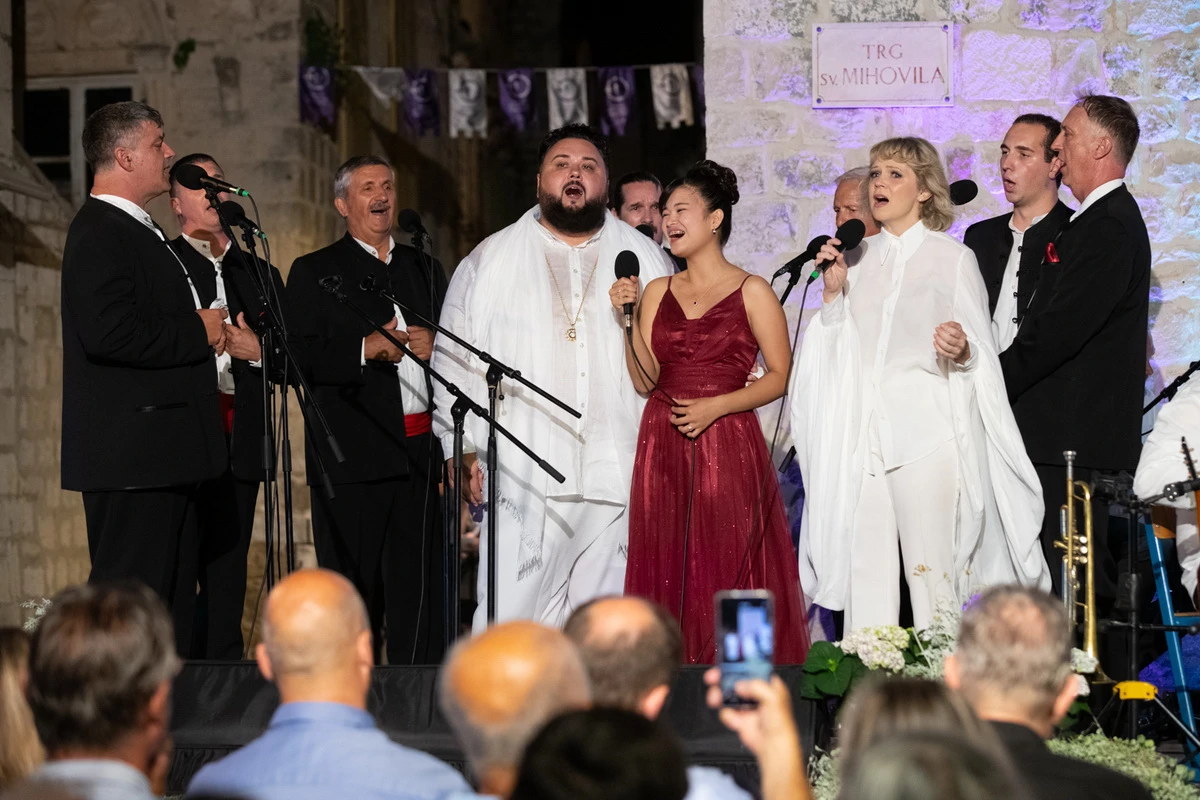 Muška klapa Trogir, Jacques Houdek, Chriztel Renae Aceveda  i Tatjana Cameron , Foto: Vicko Vidan /FDK