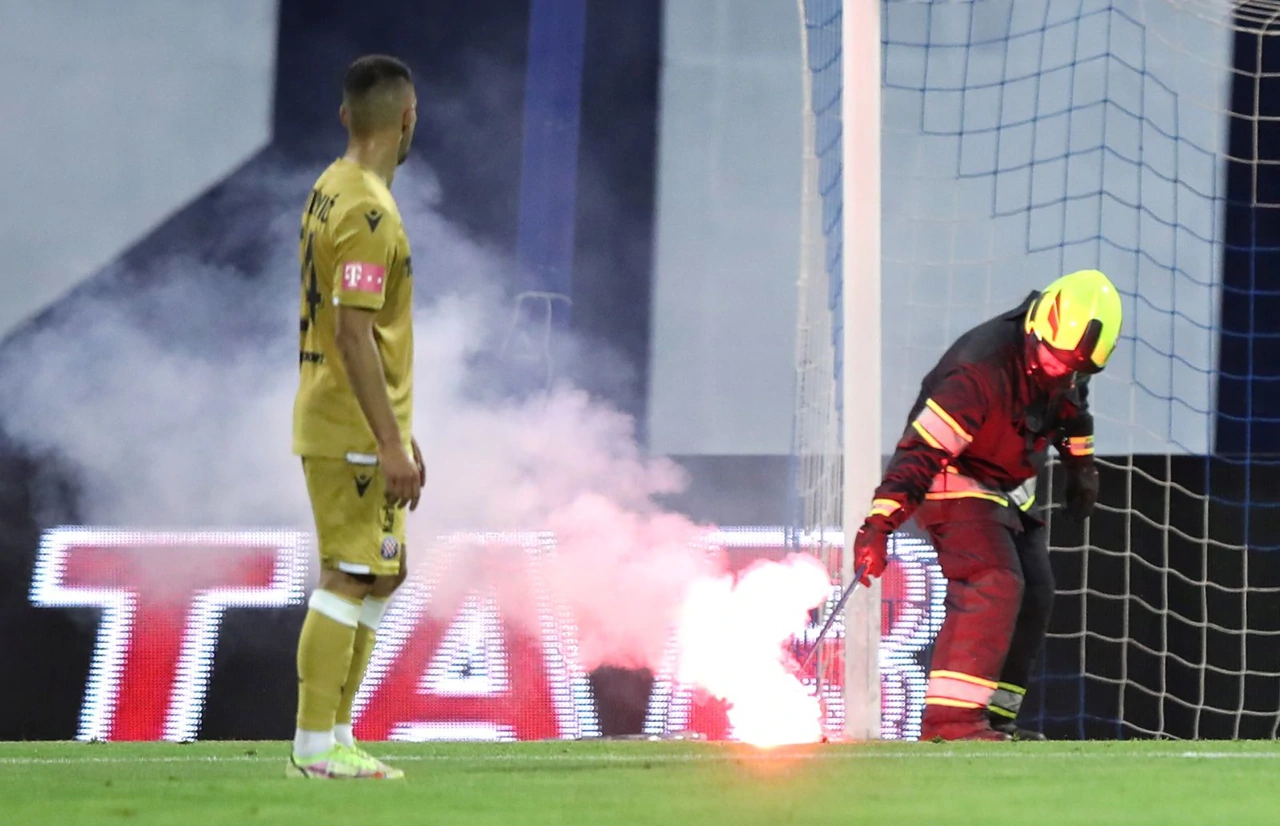 Bakljada Boysa izazvala požar i prekid na derbiju, Foto: /PIXSELL/Goran Stanzl