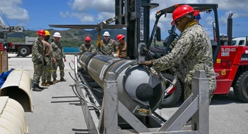 Ukrcaj rakete Tomahawk na podmornicu USS Jefferson City