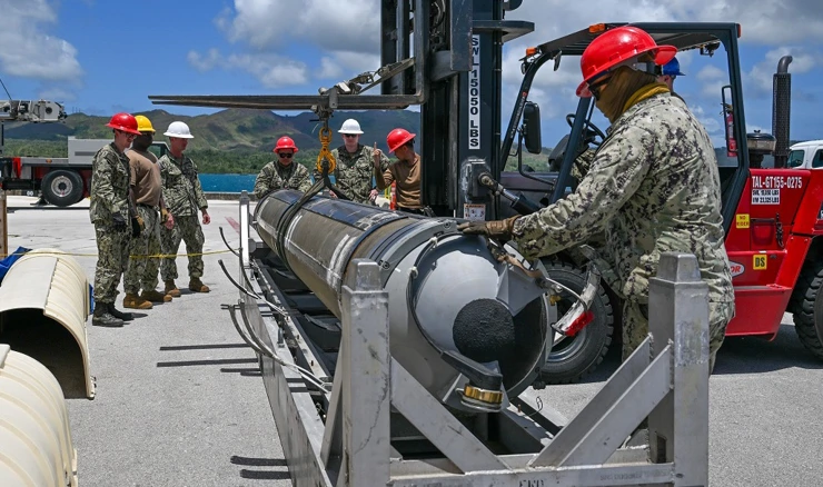 Ukrcaj rakete Tomahawk na podmornicu USS Jefferson City