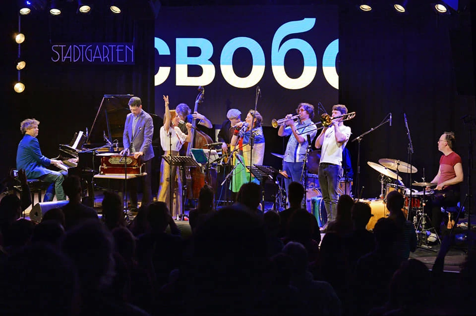 Koncert solidarnosti za Ukrajinu, završna izvedba himne, Köln 1. ožujka
