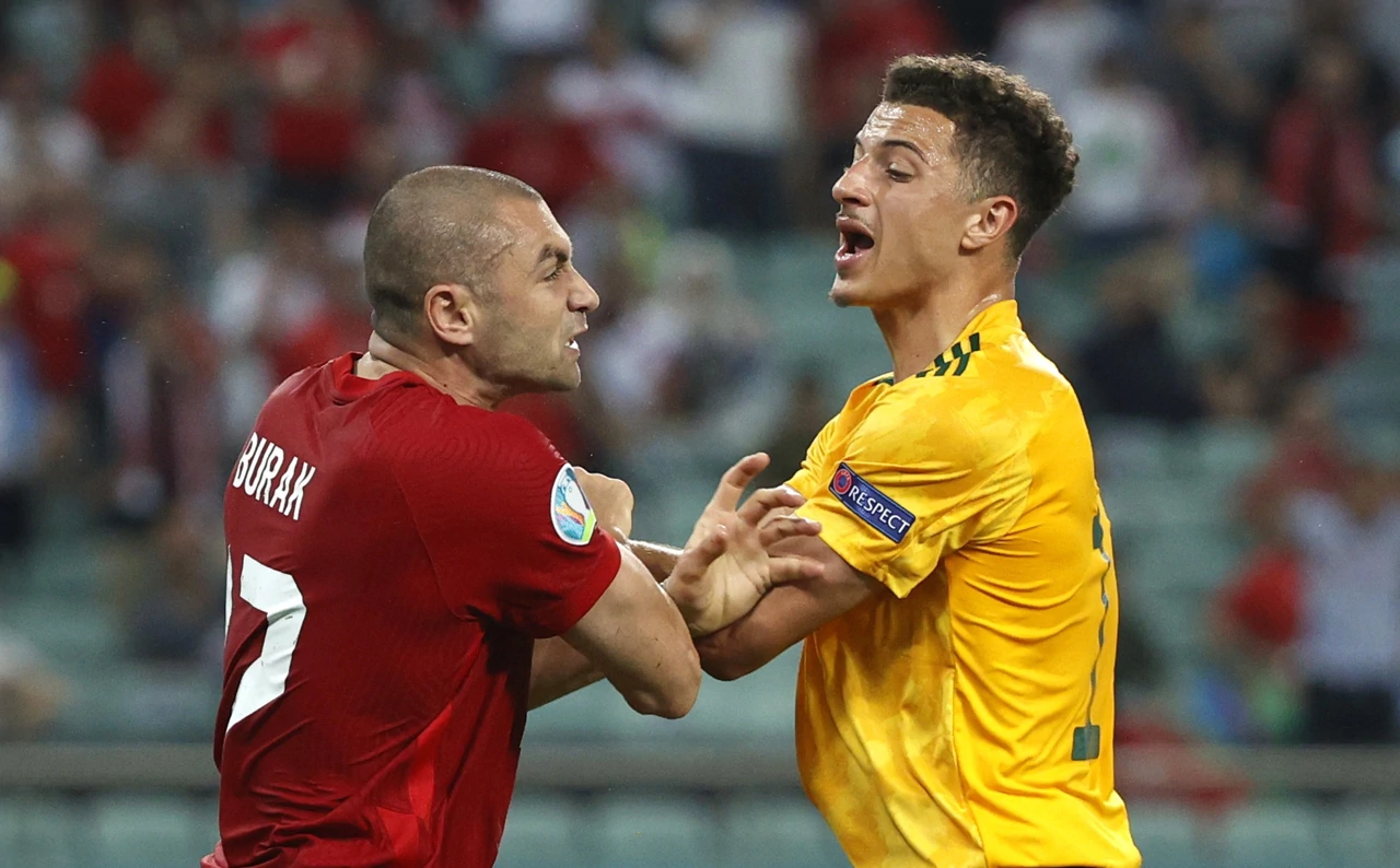 Burak Yilmaz i Ethan Ampadu, Foto: Valentyn Ogirenko/REUTERS