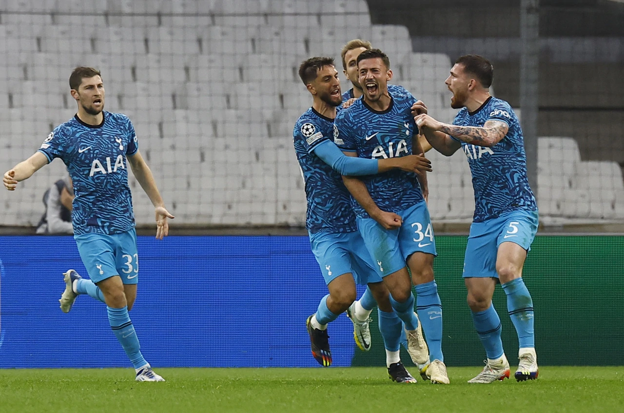 Clement Lenglet sa suigračima, Foto: Eric Gaillard/REUTERS