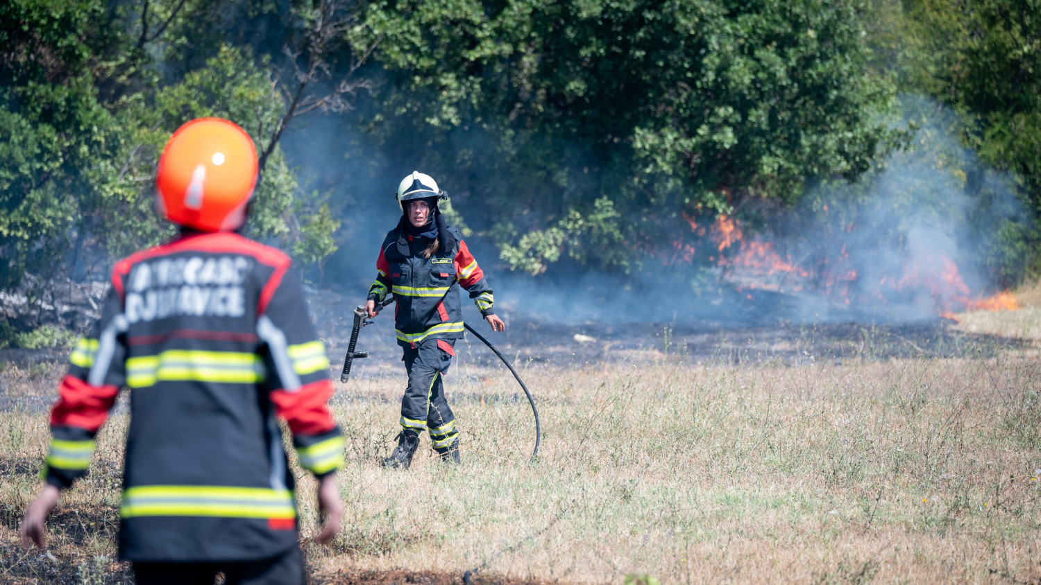 Feuer bei Šibenik unter Kontrolle, Kanadier ziehen sich zurück, Feuerwehrleute bleiben 1 pozar djevrske10 210725 20250721144456