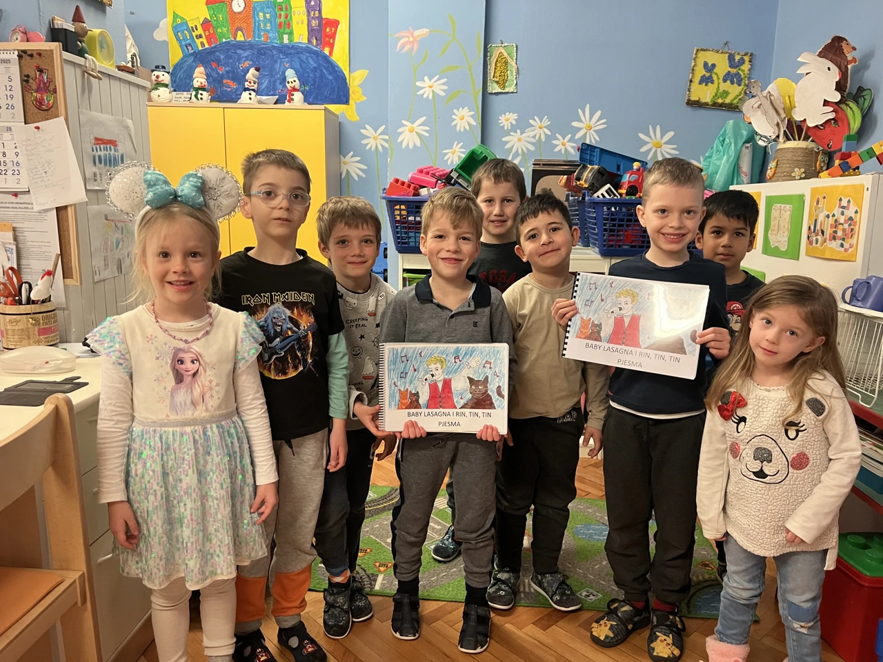 Mali ilustratori iz Dječjeg vrtića Pčelice sa svojom slikovnicom, Foto: Vedrana Lisica Pavlović/Radio Rijeka
