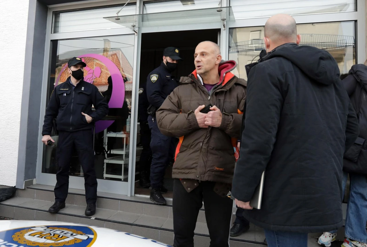 Zagreb: Policija odvela vlasnika koji je otvorio svoju teretanu na Trešnjevci, Foto: Robert Anic/PIXSELL