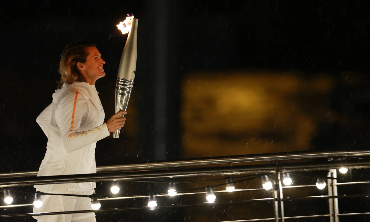 Amelie Mauresmo nosi olimpijsku baklju