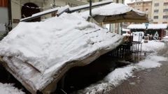 Pod težinom snijega srušila se nadstrešnica kafića u Bogovićevoj ulici u Zagrebu, Foto: Damjan Tadic/CROPIX