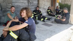 Iznemogli vatrogasci u kratkom predahu, Foto: Ivo Cagalj/PIXSELL