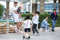 Ante Budimir sa svoja dva sina ispred Hotela Hilton Doha, Foto: Goran Stanzl/PIXSELL