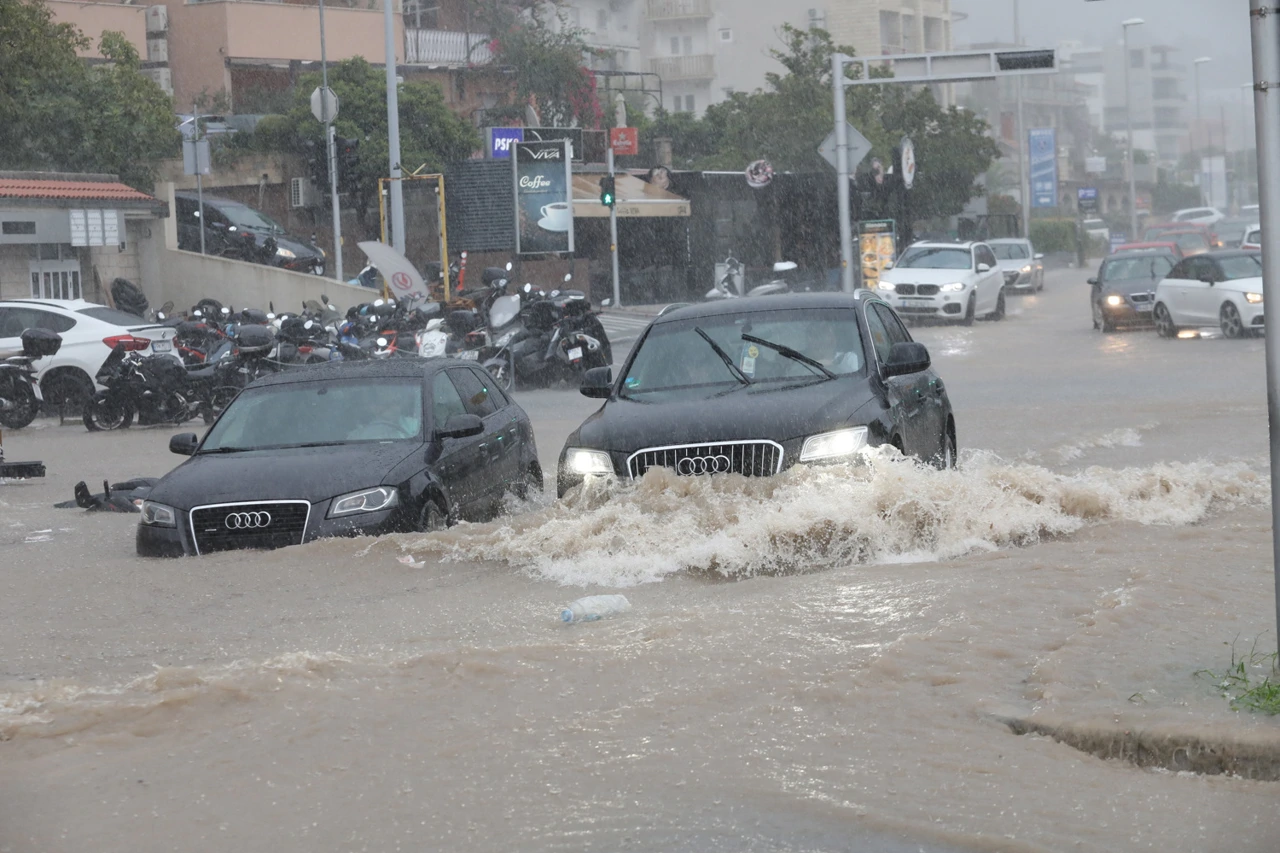  Zbog velike kolicine kise koja je pala u kratkom periodu potopljene su neke prometnice u Makarskoj, Foto:  Ivo Ravlic/CROPIX
