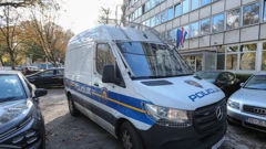 Policija dovodi osumnjičene na saslušanje u Ured europskog tužitelja