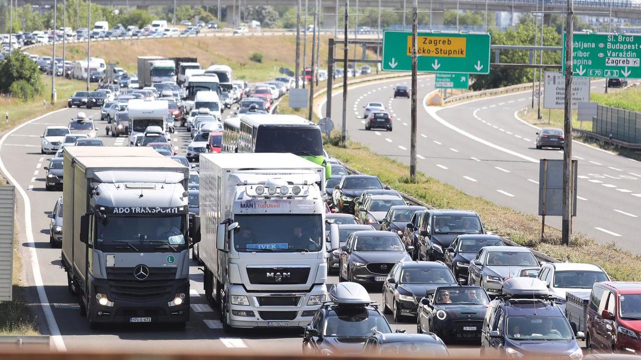Staus auf den Straßen Richtung Festland 4 pxl 020722 94397150 20250628135207