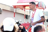 Lovren s navijačima ispred hotela Hilton, Foto: Goraan Stanzl/PIXSELL