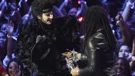 Lenny Kravitz uručuje nagradu Lady Gagi