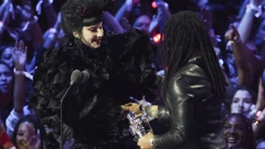 Lenny Kravitz uručuje nagradu Lady Gagi