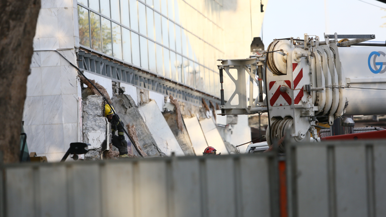 Urušila se nadstrešnica u Novom Sadu 